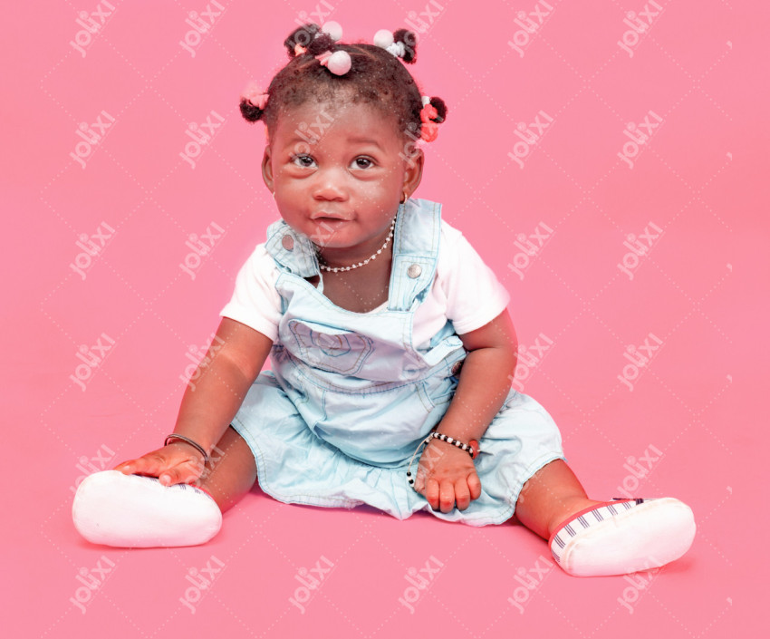 Adorable Bebe Africaine Souriante Assise Sur Un Fond Rose Photo 3325 Jolixi Banque D Images Africaines Libres De Droits