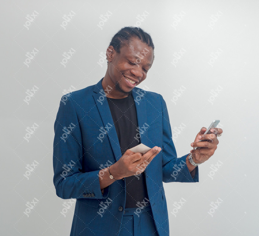 Jeune homme africain souriant tenant sa carte bancaire et son ...