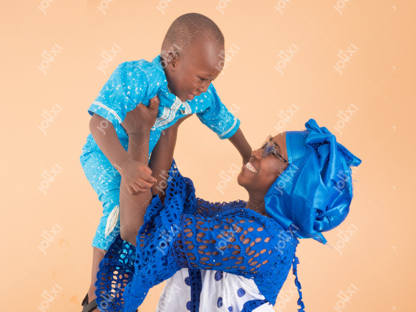 Une Maman Africaine Contente Jouant Avec Son Bebe Sur Un Fond Beige Photo 2496 Jolixi Banque D Images Africaines Libres De Droits